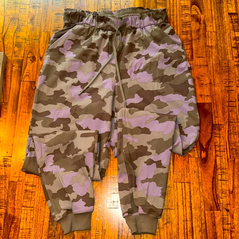 Lululemon- Women Camo Joggers size 6